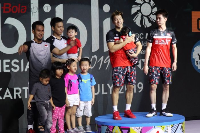 Pasangan ganda putra Indonesia, Marcus Fernaldi Gideon/Kevin Sanjaya Sukamuljo dan Mohammad Ahsan/Hendra Setiawan, berpose di podium Indonesia Open 2019 di Istora Senayan, Jakarta, Minggu (21/7/2019).