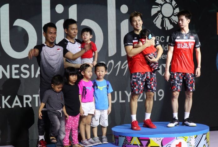 Pasangan ganda putra Indonesia, Marcus Fernaldi Gideon/Kevin Sanjaya Sukamuljo dan Mohammad Ahsan/Hendra Setiawan, berpose di podium Indonesia Open 2019 di Istora Senayan, Jakarta, Minggu (21/7/2019).