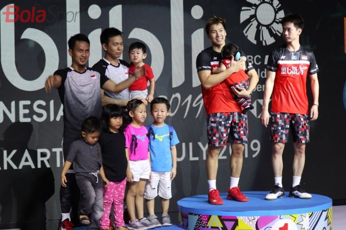 Pasangan ganda putra Indonesia, Marcus Fernaldi Gideon/Kevin Sanjaya Sukamuljo dan Mohammad Ahsan/Hendra Setiawan, berpose di podium Indonesia Open 2019 di Istora Senayan, Jakarta, Minggu (21/7/2019).