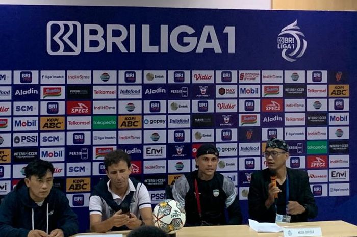 Luis Milla dan Ciro Alves seusai Persib Bandung sukses membungkam Bhayangkara FC dengan skor 2-1 dalam laga tunda pekan ke-18 Liga 1 2022/2023 Stadion Pakansari, Cibinong, Kabupaten Bogor, Jawa Barat, Jumat (24/3/2023).
