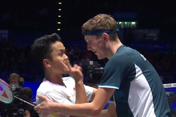 Gesture intimidatif Viktor Axelsen yang pulang dengan kemarahan, usai kalah dari Anthony Sinisuka Ginting di perempat final All England Open 2024 di Utilita Arena Birmingham, Inggris, Sabtu (16/3/2024) dini hari WIB.