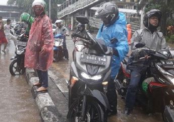 Hujan Masih Akan Guyur Jakarta, Segini Batas Aman Motor Matik Terjang Banjir