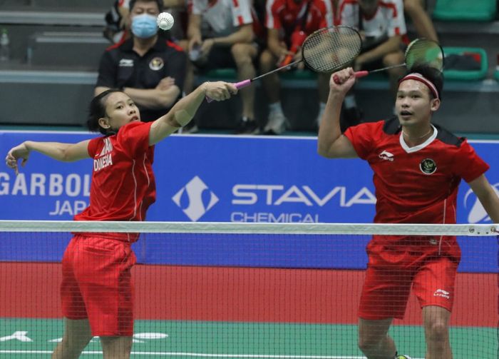 Aksi ganda campuran Indonesia, Rinov Rivaldy/Pitha Haningtyas Mentari pada babak perempat final SEA Games 2021, Jumat (20/5/2022) di Bac Giang Gymnasium, Hanoi, Vietnam.