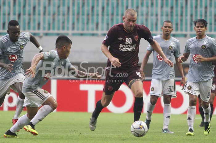 Kapten PSM Makassar Wiljan Pluim (tengah) dibayangi sejumlah pemain Kaya Iloilo Shirmar Felongco dalam duel Grup H Piala AFC 2019 di Stadion Pakansari, Cibinong, Kabupaten Bogor, Selasa (2/4/2019) sore WIB.