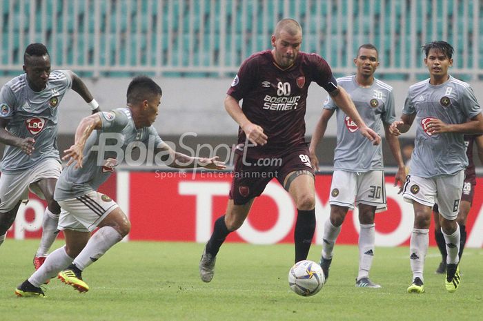 Kapten PSM Makassar Wiljan Pluim (tengah) dibayangi sejumlah pemain Kaya Iloilo Shirmar Felongco dalam duel Grup H Piala AFC 2019 di Stadion Pakansari, Cibinong, Kabupaten Bogor, Selasa (2/4/2019) sore WIB.