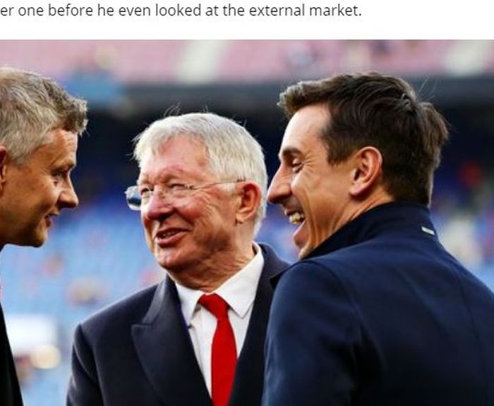 Tiga legenda Manchester United, Ole Gunnar Solskjaer, Sir Alex Ferguson, dan Gary Neville berbincang bersama.