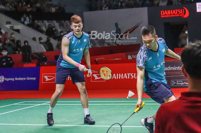 Pasangan ganda putra Taiwan, Wang Chi-Lin dan Lee Yang, saat bertanding pada perempat final Indonesia Masters 2022 di Istora Gelora Bung Karno, Senayan, Jakarta, 10 Juni 2022.