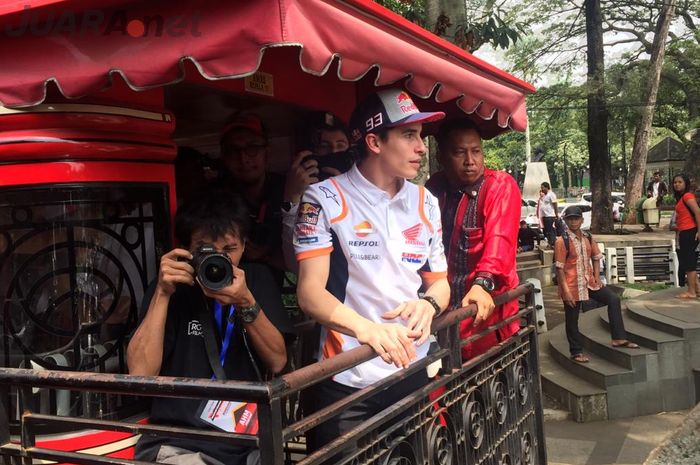 Juara dunia MotoGP 2018, Marc Marquez, mengelilingi kota Bandung, Jawa Barat, menggunakan bus pariwisata, Sabtu (9/2/2019).