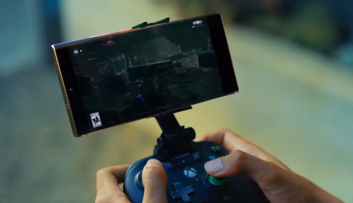 Illustration of playing games with Xbox Controller on Galaxy Note20 Series
