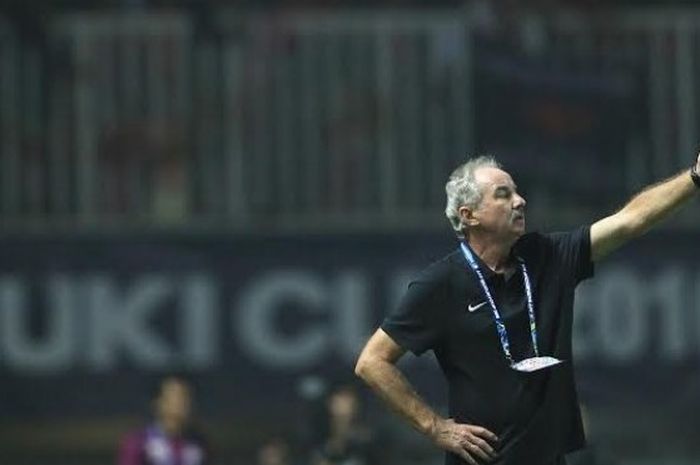 Aksi eks pelatih timnas Indonesia, Alfred Riedl, menilai suporter di Indonesia maupun Vietnam sama-sama gila.