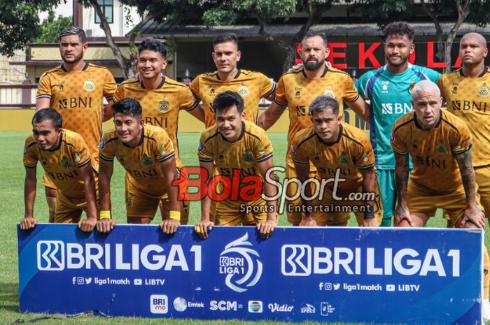Skuat Bhayangkara FC (skuad Bhayangkara FC) sedang berfoto bersama di Stadion PTIK, Blok M, Jakarta, Kamis (22/2/2024).