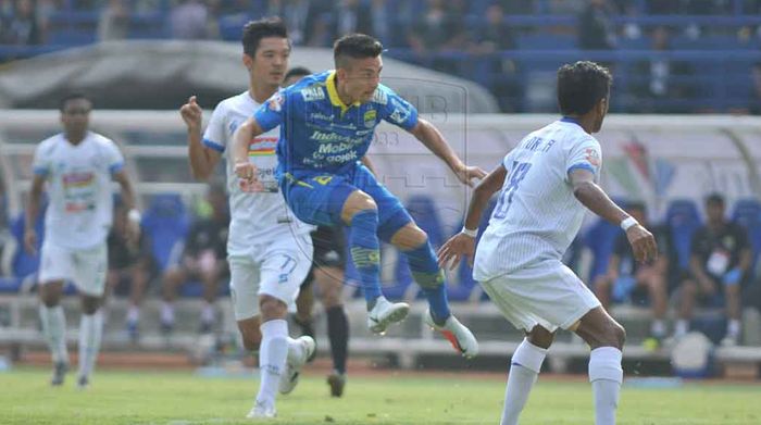 Aksi gelandang Persib Bandung, Kim Jeffrey Kurniawan (biru), saat mencetak gol pertama timnya ke gawang Arema FC pada laga tunda pekan ke-21 Liga 1 2019.