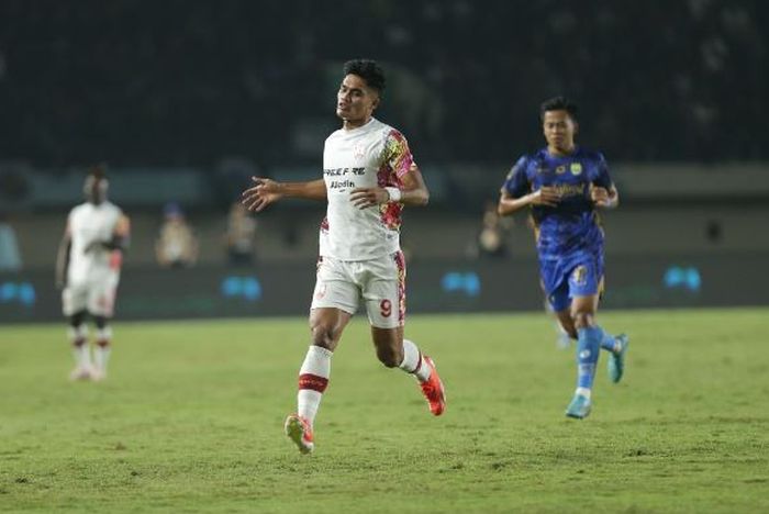 Aksi Ramadhan Sananta yang jadi bintang kemenangan Persis Solo atas Persib Bandung di laga terakhir grup A Piala Presiden 2024, di Stadion Si Jalak Harupat, Kamis (25/7/2024).