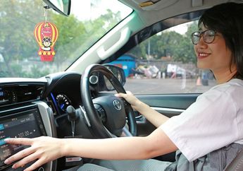 Dengarkan Musik Sambil Kemudikan Mobil Sah-Sah Saja, Tapi Hindari 3 Hal Ini Yah