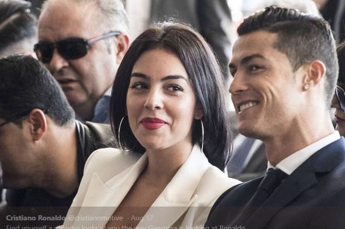 Megabintang Manchester United, Cristiano Ronaldo, menerima penghargaan dan memampang wajah pacarnya di gedung tertinggi di dunia dalam lawatan ke Dubai. 