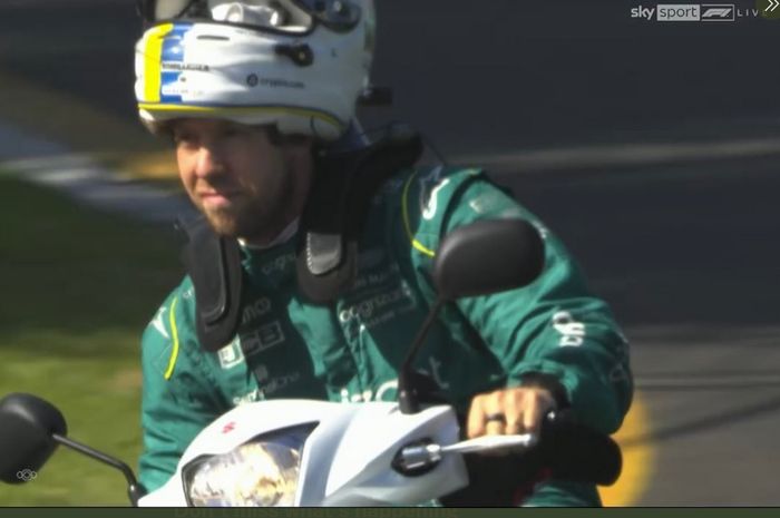Pembalap Aston Martin, Sebatian Vettel, dihukum gegara mengendarai motor di lintasan setelah sesi latihan bebas pertama Formula 1 GP Australia di Sirkuit Melbourne, Australia, 8 April 2022.