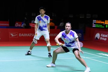 Pasangan ganda campuran Praveen Jordan/Melati Daeva Oktavianti saat bertanding melawan wakil India, Dhruv Kapila/Reddy N Sikki, pada babak kesatu Indonesia Masters 2021 di Bali International Convention Centre & Westin Resort, Nusa Dua, Bali, Rabu (17/11/2021).