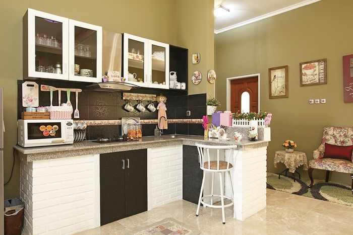 Meja dapur juga cocok diberi bata ekspos sebagai aksen.