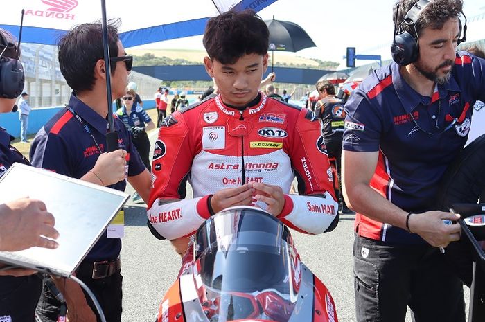 Bos Honda Team Asia yang juga eks pembalap MotoGP, Hiroshi Aoyama umumkan jatah wildcard Fadillah Arbi Aditama di Moto3 Indonesia 2023 dengan suka cita.