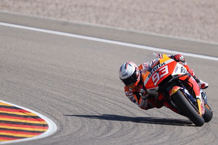 Aksi Marc Marquez melibas trek balap pada MotoGP Jerman 2021 Jumat (18/6/2021).