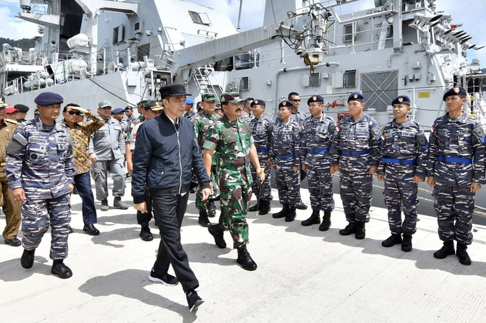 Presiden Joko Widodo dalam kunjungannya ke Natuna