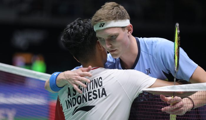 Aksi Anthony Sinisuka Ginting dan Viktor Axelsen seusai laga perempat final Malaysia Open 2022, Jumat (1/7/2022)