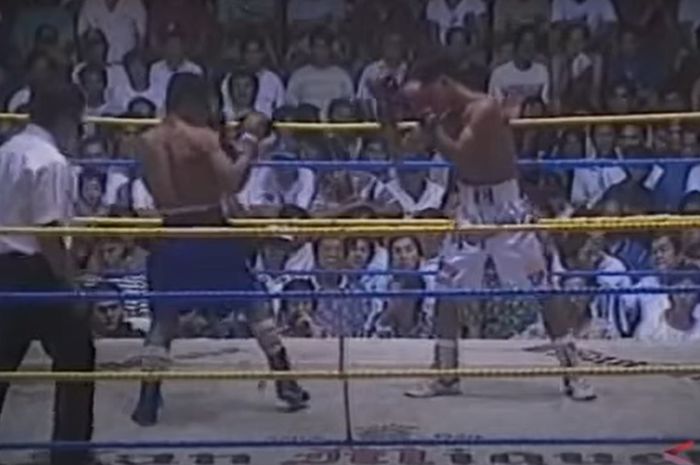Manny Pacquiao melakoni duel tinju dengan petinju senegaranya, Armando Rocil, pada 16 September 1995.