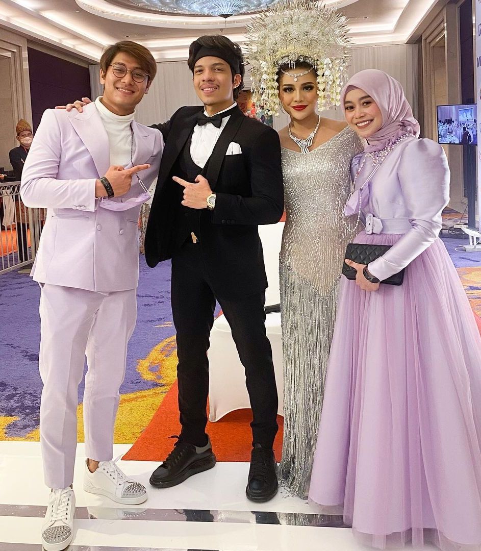 Couple Serasi Dengan Rizky Billar Segini Harga Busana Lesty Kejora Saat Hadir Di Pernikahan Aurel Dan Atta Semua Halaman Stylo