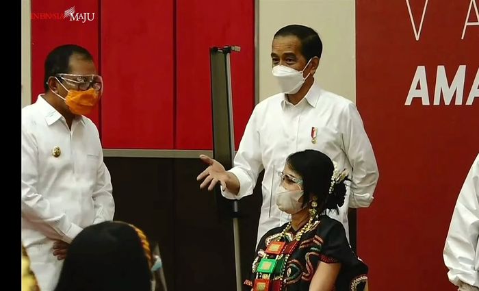 Jokowi tinjau vaksinasi guru di Makassar
