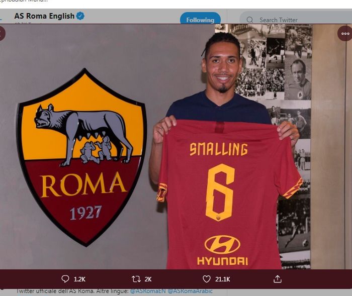 Chris Smalling menyelesaikan transfer ke AS Roma