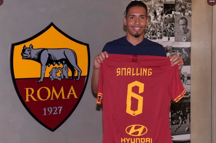 Chris Smalling menyelesaikan transfer ke AS Roma