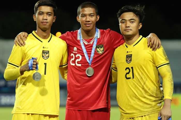 Tiga kiper timnas U-23 Indonesia, Nuri Agus, Daffa Fasya dan Ernando Ari di final Piala AFF U-23 2023, Rayong Provincial Stadium, Sabtu (26/8/2023).