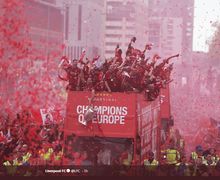 Satu Fan Everton Nyelip Diantara Ribuan Pendukung Liverpool Ketika Parade Gelar Juara Liga Champions