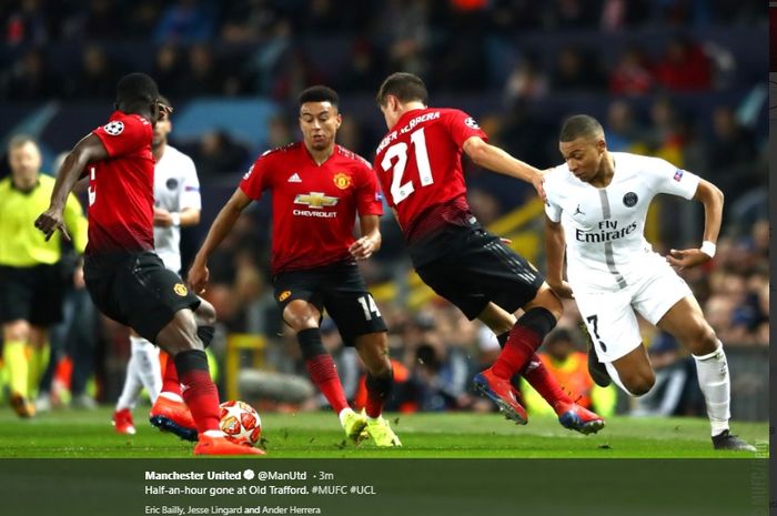 Para pemain Manchester United yang berebut dengan pemain Paris Saint-Germain dalam laga leg pertama babak 16 besar di Stadion Old Trafford, Selasa (12/2/2019) atau Rabu dini hari WIB.