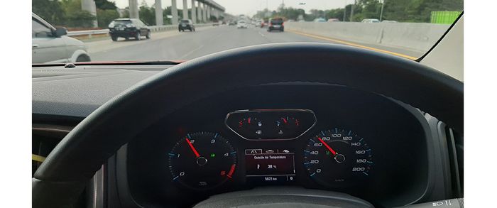 Suhu udara di jalan tol saat tengah hari di musim panas, bisa mencapai 38 derejat celcius.