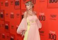 Tren Fashion 2020: Tampil Feminin dengan Warna Playful ala Penyanyi Cantik Taylor Swift