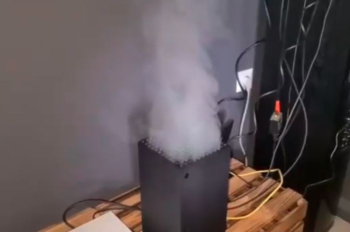 Video footage of Xbox Series X blowing smoke from inside the device.