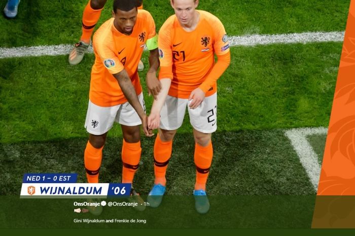 Georginio Wijnaldum dan Frenkie de Jong melakukan selebrasi saat Belanda menang atas Estonia di Johan Cruyff Stadium,  Selasa (19/11/2019).