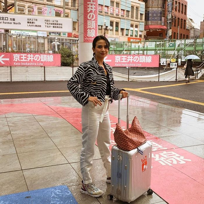 Penampilan Vanessa Angel saat ke Jepang
