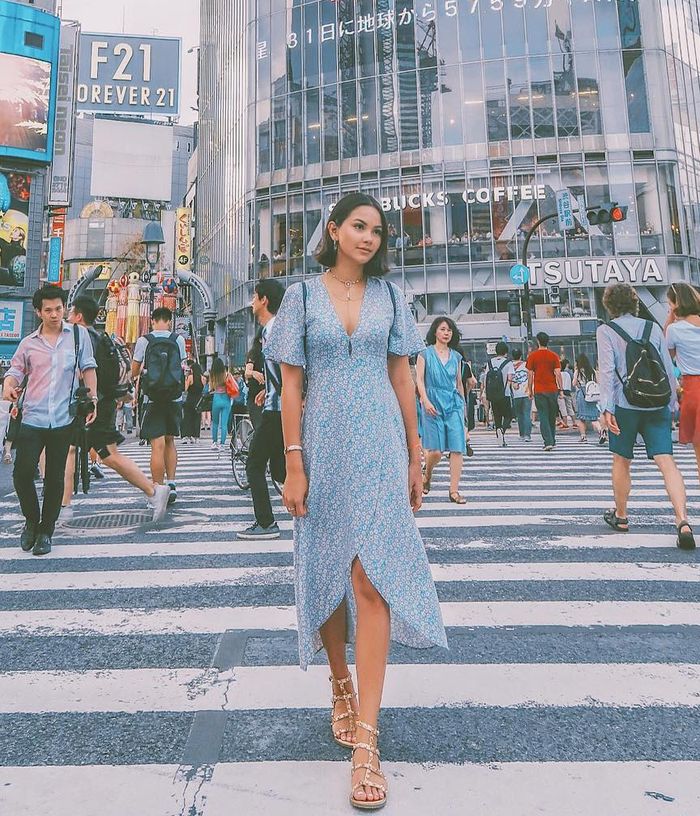 Jadi Calon Menantu Maia Estianty, Ini Deretan Gaya Modis Kekinian Alyssa Daguise yang Bikin Al Ghazali Jatuh Hati - Feminin dengan Dress