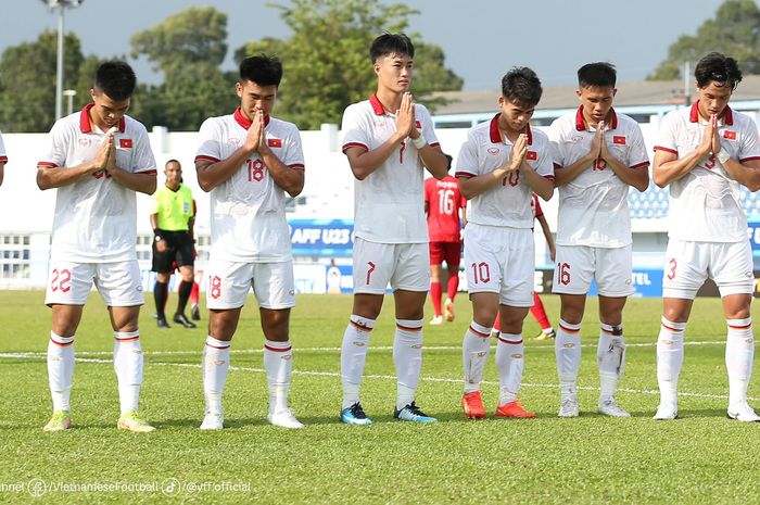 Para pemain Timnas U-23 Vietnam tengah berselebrasi usai menciptakan gol ke gawang Laos.