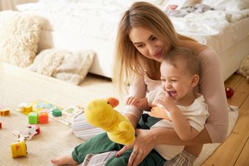 Mengajak anak bermain dapat mencegah speech delay.