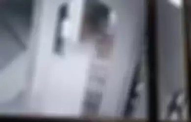 Pelaku pelemparan kotoran manusia yang terekam CCTV