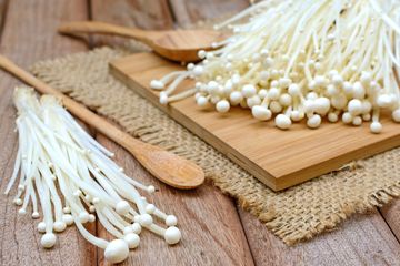 Jamur enoki mengandung listeria, sejenis infeksi bakteri yang tidak aman terutama untuk ibu hamil.