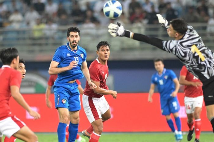Kiper Timnas Indonesia Nadeo Argawinata (kanan) bekerja keras menghadapi Kuwait dalam Kualifikasi Piala Asia 2023.
