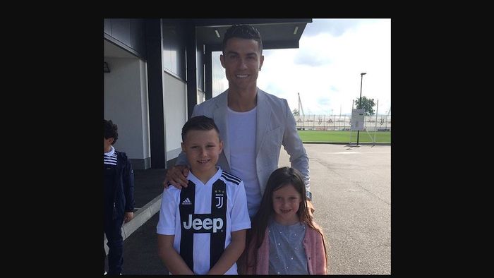 Cristiano Ronaldo bantu penderita tumor otak wujudkan mimpi berkunjung ke tempat latihan Juventus.