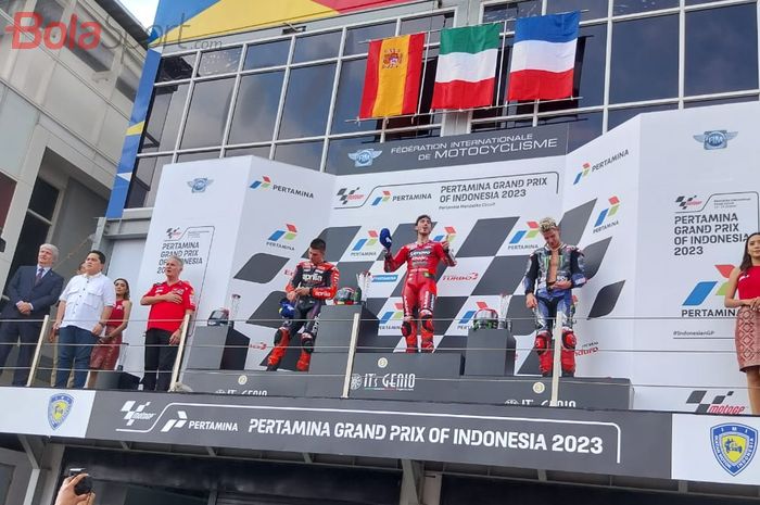 Francesco Bagnaia merayakan podium tertinggi MotoGP Indonesia 2023 di Sirkuit Mandalika, Lombok, NTB, Minggu, 15 Oktober 2023