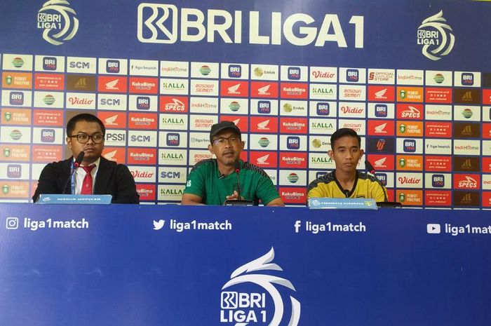 Pelatih Persebaya Surabaya, Aji Santoso dalam sesi jumpa pers sebelum pertandingan melawan PSM Makassar, Jumat (9/9/2022).