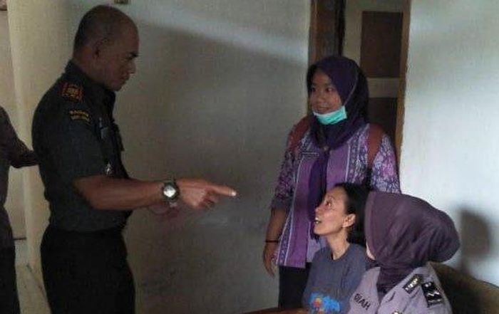 Muspika Kecamatan Pakis melakukan evakuasi empat orang anak dari AR (62) warga Desa Banjarejo, Kecamatan Pakis, Kabupaten Malang, Jumat (3/1/2020).