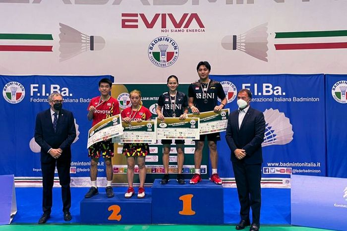 Pasangan ganda campuran Indonesia, Zachariah Josiahno Sumanti/Hediana Julimarbela, sukses meraih gelar juara pada Italian International 2022.